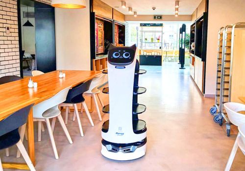 Cận cảnh Bellabot phục vụ trong nhà hàng