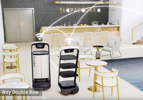 Cận cảnh Pudubot phục vụ giao đồ ăn trong nhà hàng